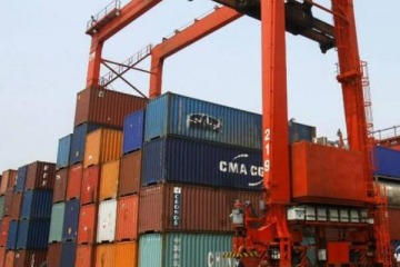 Era Milei: boom de importaci&oacute;n de ropa usada y alarma en la industria textil