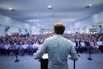 "Vamos a construir una alternativa nacional": Kicillof encabez&oacute; un acto en Ensenada y volvi&oacute; a disparar contra Milei