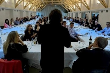 Foto de Milei recibi� a sus ministros con un ostentoso asado en la Quinta de Olivos y les hizo un regalo: qu� fue