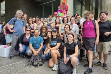 Investigadores protestaron frente al Polo Cient&iacute;fico contra la motosierra: "Una Navidad con ciencia"