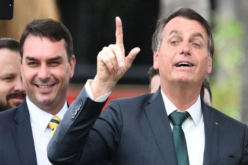 Foto de Bolsonaro design� a su hijo Flavio como candidato presidencial para Brasil 2026