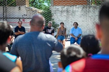 Mayra Mendoza y Facundo Tignanelli visitaron un club quilme&ntilde;o que recibi&oacute; una factura de luz de m&aacute;s de 1 mill&oacute;n de pesos