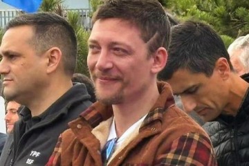 Pol&eacute;micos gestos de Santi Caputo en un acto de YPF en Pinamar