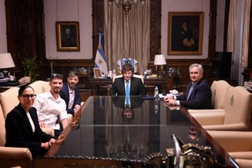 Milei recibi&oacute; en Casa Rosada a dos de los argentinos que fueron rehenes de Hamas