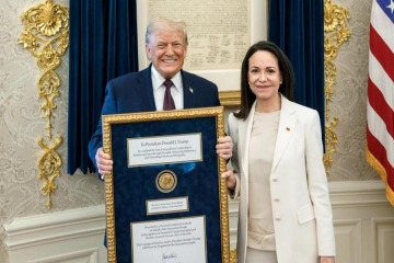 Pese al Nobel que le cedi&oacute; Machado, Trump la deja de lado y fortalece el di&aacute;logo con Delcy Rodr&iacute;guez