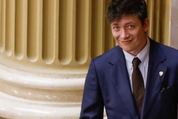 Los Menem redoblan la guerra interna y van por la cabeza de Santiago Caputo tras la reforma laboral