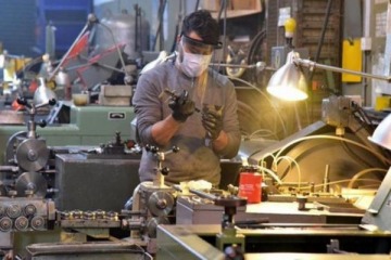 La econom&iacute;a cay&oacute; en noviembre y sufri&oacute; su primera ca&iacute;da anual en 14 meses