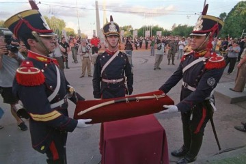 Foto de Una descendiente directa de Rosas cruz� a Milei por trasladar el sable de San Mart�n a Granaderos: "Gusano resentido"