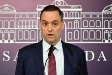 Foto de Manuel Adorni sali� a responderle al Indio Solari pero era una fake news