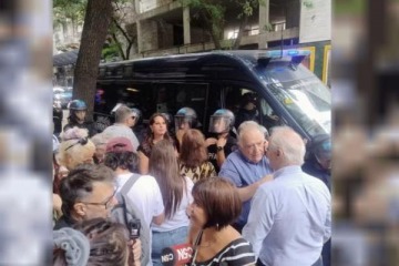 Represi&oacute;n y esc&aacute;ndalo frente al Congreso: detuvieron al padre Paco en la marcha de los jubilados