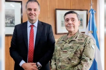 Foto de Mientras ajusta en salud y salarios, el gobierno exhibe compras militares