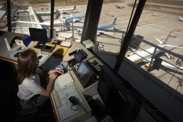 Controladores aéreos suspendieron el paro del lunes tras un llamado del Gobierno