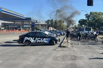 Corte y sirenazo policial en Rosario: protesta salarial y advertencia de sanciones