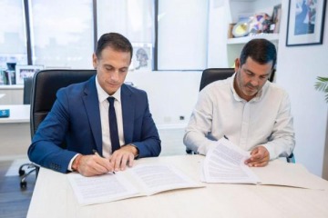 Juli&aacute;n &Aacute;lvarez firm&oacute; un convenio con el intendente de Dolores que garantiza descuentos en el Parque Termal 