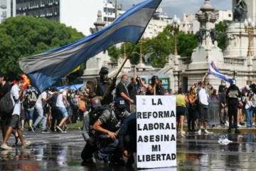 Foto de El Gobierno denunci� por "terrorismo" a los detenidos por incidentes en el Congreso durante la sesi�n por la reforma laboral