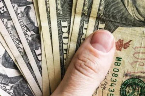 Con el Congreso en ebullición y la CGT en la calle, el dólar oficial baja pero la tensión política late