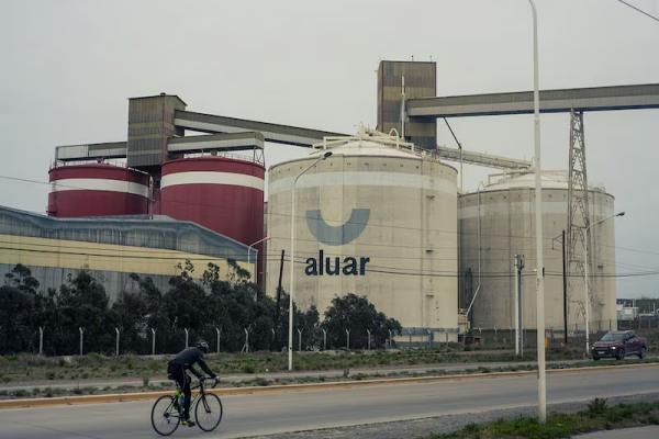 El Gobierno eliminó una protección al aluminio que favorecía a Aluar, otra empresa del dueño de Fate