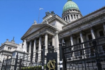 Movimientos en el senado: Luis Juez pas&oacute; a LLA y tres peronistas se fueron del bloque kirchnerista
