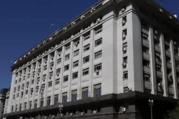 El Gobierno suma deuda en dólares y celebra mientras crece la dependencia financiera