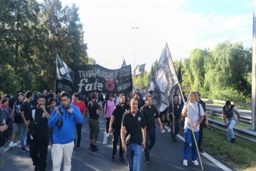 Foto de Trabajadores de Fate cortaron la Panamericana y preparan una movilizaci�n masiva 