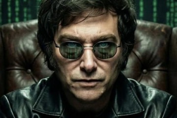 Foto de Milei se disfraz� de Neo para dinamitar la justicia social y termin� enfrentando la furia en las redes
