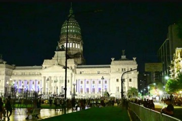 Sin multitudes ni banderas: baja presencia libertaria en la apertura de sesiones