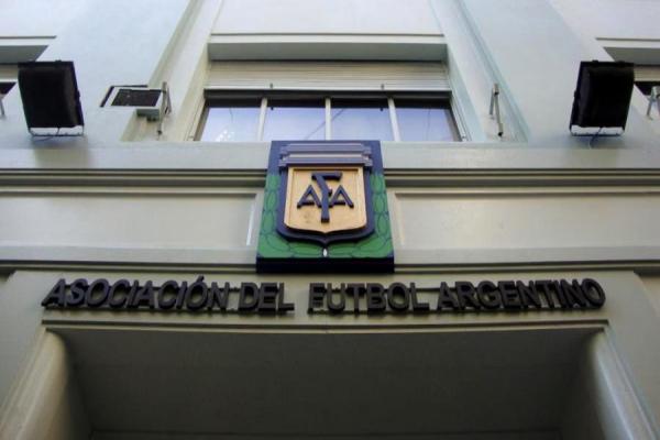 Tapia planta bandera y la AFA sostiene el paro: no habrá fecha 9 en medio del choque con el Gobierno