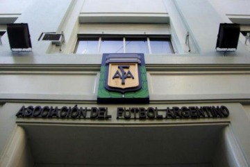 Tapia planta bandera y la AFA sostiene el paro: no habr&aacute; fecha 9 en medio del choque con el Gobierno