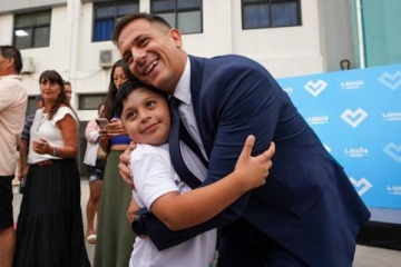 Juli&aacute;n &Aacute;lvarez anunci&oacute; la construcci&oacute;n de la primera escuela secundaria municipal biling&uuml;e de Lan&uacute;s 