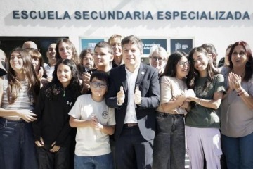 Kicillof inaugur&oacute; seis escuelas en Ezeiza y marc&oacute; diferencias con Milei: �La educaci&oacute;n no es un negocio�
