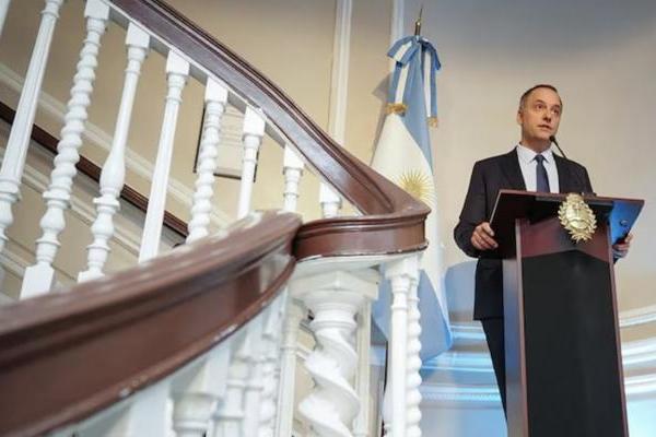 "Incluso acá hay mujeres de otros funcionarios": Adorni tira leña al fuego tras la polémica por el viaje con su esposa en la comitiva oficial