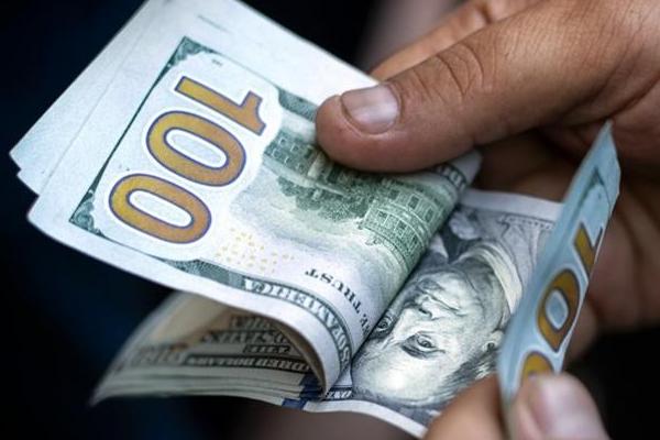 El dólar oficial retrocedió y amplió la brecha con el techo cambiario