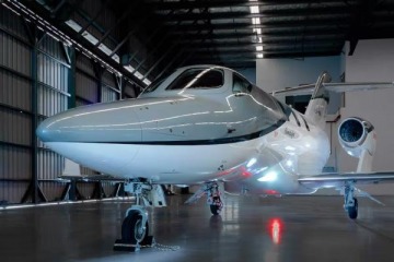 Escala es esc&aacute;ndalo de los viajes de Adorni: trascienden im&aacute;genes del vuelo privado a Punta y los millones en gastos