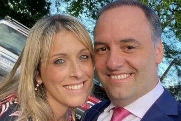 Foto de Lejos de reconocer su error, Adorni sostuvo que "no cree" que su esposa vuelva a acopa�arlo: "es exponerse"