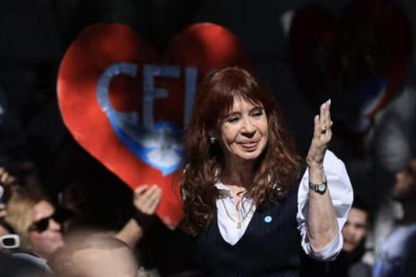 Cristina cruzó a Comodoro Py y denunció prácticas mafiosas en la causa Cuadernos