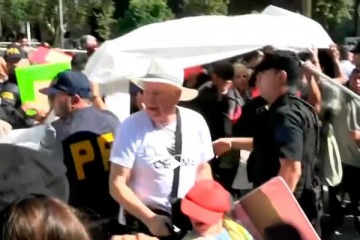 Grave: la polic&iacute;a reprimi&oacute; una protesta de personas con discapacidad en Plaza de Mayo