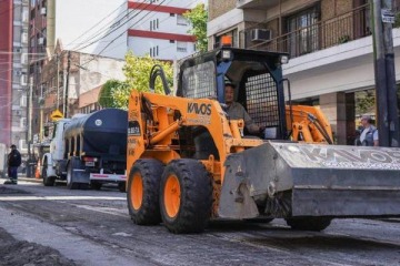 El intendente &Aacute;lvarez recorri&oacute; el avance de las obras del Plan de Pavimentaci&oacute;n en Lan&uacute;s Oeste