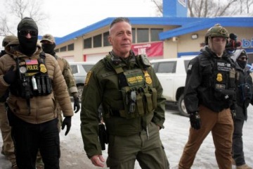 El jefe de la Patrulla Fronteriza responsable por la muerte de dos civiles en Minneapolis se retira a fin de marzo