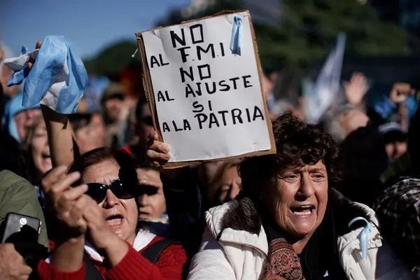 Argentina retrocede en el ranking mundial de felicidad: la preocupación ...