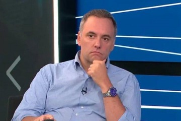 Acorralado por la pol&eacute;mica de los viajes y los privilegios, Adorni retoma las conferencias