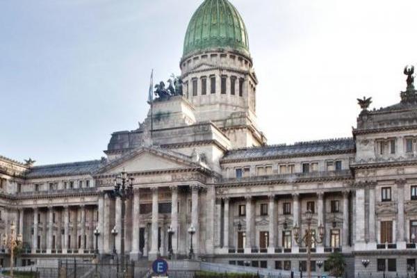 Defensa en manos libertarias: Zapata preside una comisión clave con tres ex ministros del área