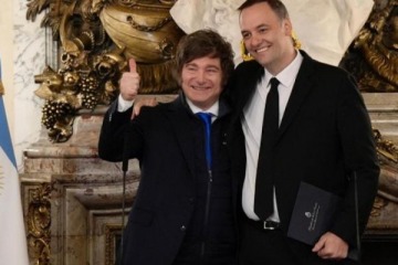 En un intento por seguir respaldando a Adorni tras el esc&aacute;ndalo, Milei compartir&aacute; un acto con &eacute;l en Capital Humano