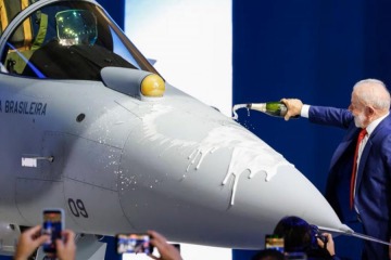 Foto de Brasil presenta su primer caza supersónico fabricado en el país