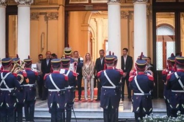 De la Marcha de San Lorenzo a  ABBA sin escalas: el ins&oacute;lito regalo de la Orquesta de Granaderos a Karina Milei