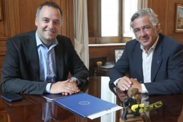 En medio de m&aacute;s esc&aacute;ndalos, Adorni se reuni&oacute; con la Rural