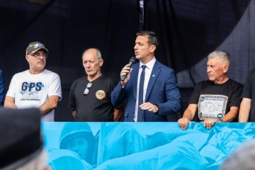 Juli&aacute;n &Aacute;lvarez particip&oacute; del desfile c&iacute;vico en Lan&uacute;s por el D&iacute;a del Veterano y los Ca&iacute;dos en la Guerra de Malvinas