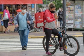 Precarizaci&oacute;n laboral: ya superan el mill&oacute;n las personas  que trabajan como delivery o choferes de aplicaci&oacute;n