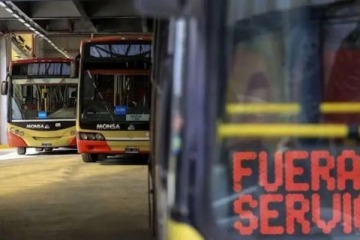 El paro de colectivos atravesado por el caos, la poca frecuencia y la bronca de los usuarios: qu&eacute; l&iacute;neas dejaron de circular