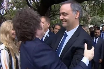 Crecen las sospechas sobre Adorni: la Justicia cit&oacute; ahora al entorno del funcionario por la compra de su departamento