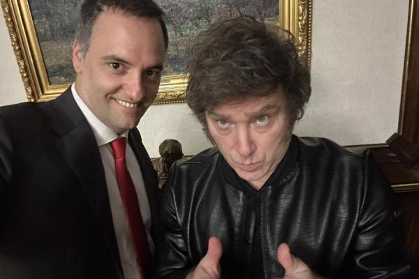 Milei golpeado, sigue en caída libre en las encuestas en el medio del escándalo de Adorni: solo un 30% lo reelegiría